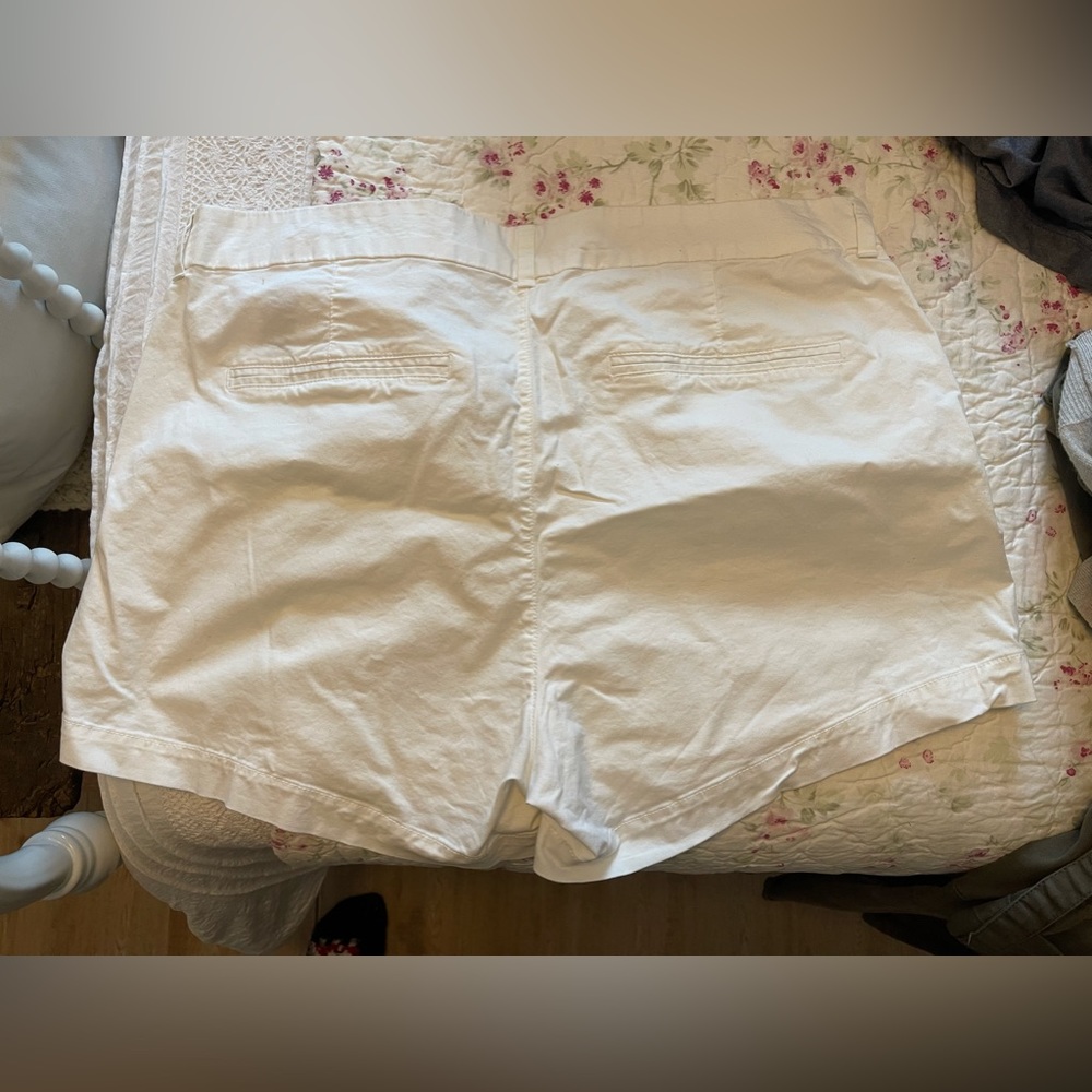 Old navy mid rise short with front & rear pockets. 5” rise, Size 18 Never worn